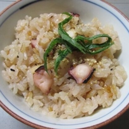 タコがいま安く売られてるので、私も作りました。
もち米と生姜を入れて、美味しいですね。
明日の主人のお弁当にも入れます。